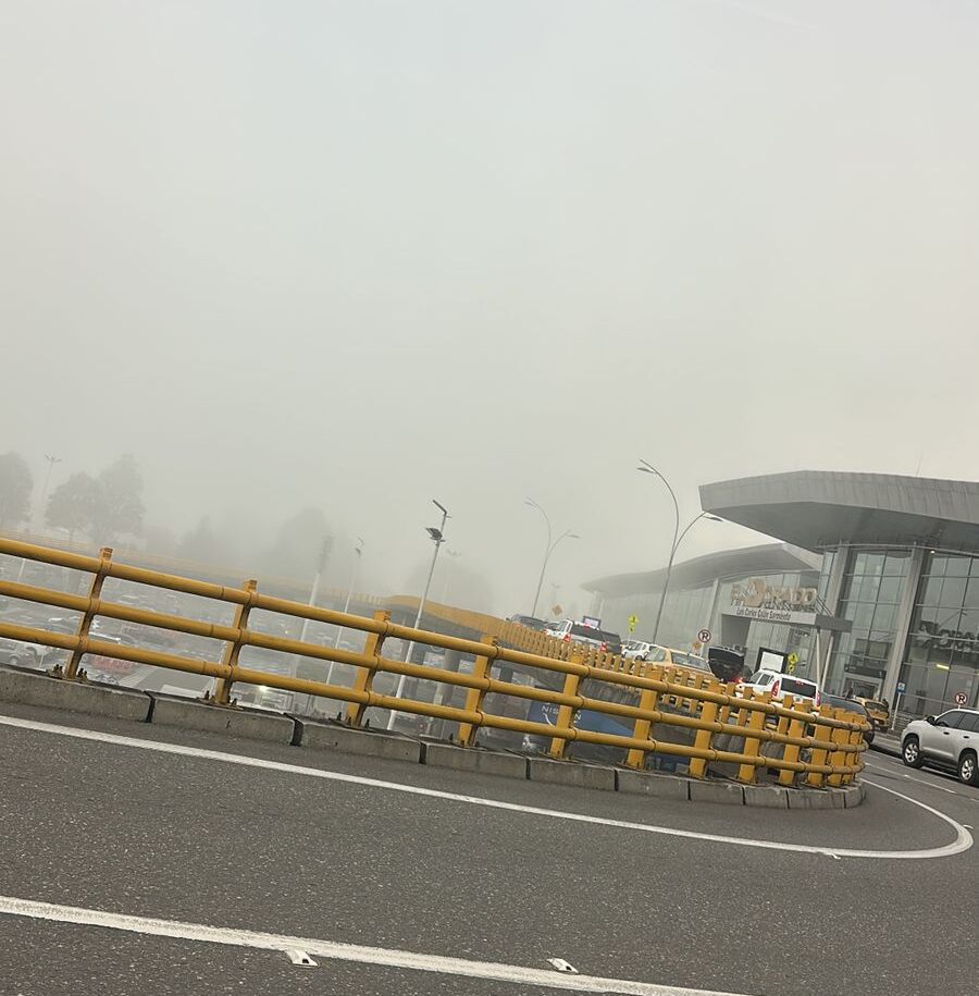 🚨 ÚLTIMA HORA | PISTA INVISIBLE: Niebla Causa el Cierre Temporal del Aeropuerto El Dorado; Hay vuelos retrasados.