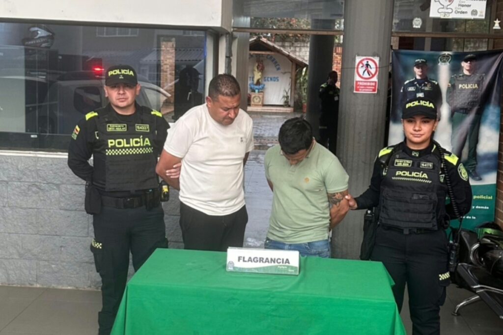 La Policía de Bogotá detuvo a dos hombres cuando transportaban 197 botellas de aguardiente adulterado - Foto: Cortesía