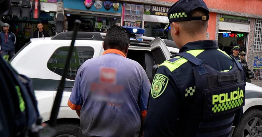 Detenido mecánico requerido por la justicia en operativo contra mercados ilegales en Bogotá.