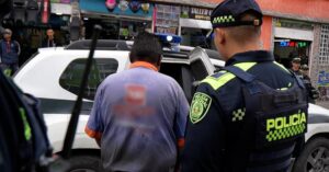 Detenido mecánico requerido por la justicia en operativo contra mercados ilegales en Bogotá.