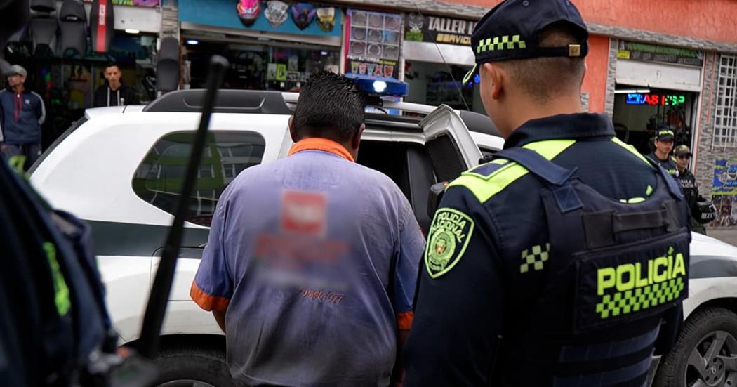 Detenido mecánico requerido por la justicia en operativo contra mercados ilegales en Bogotá