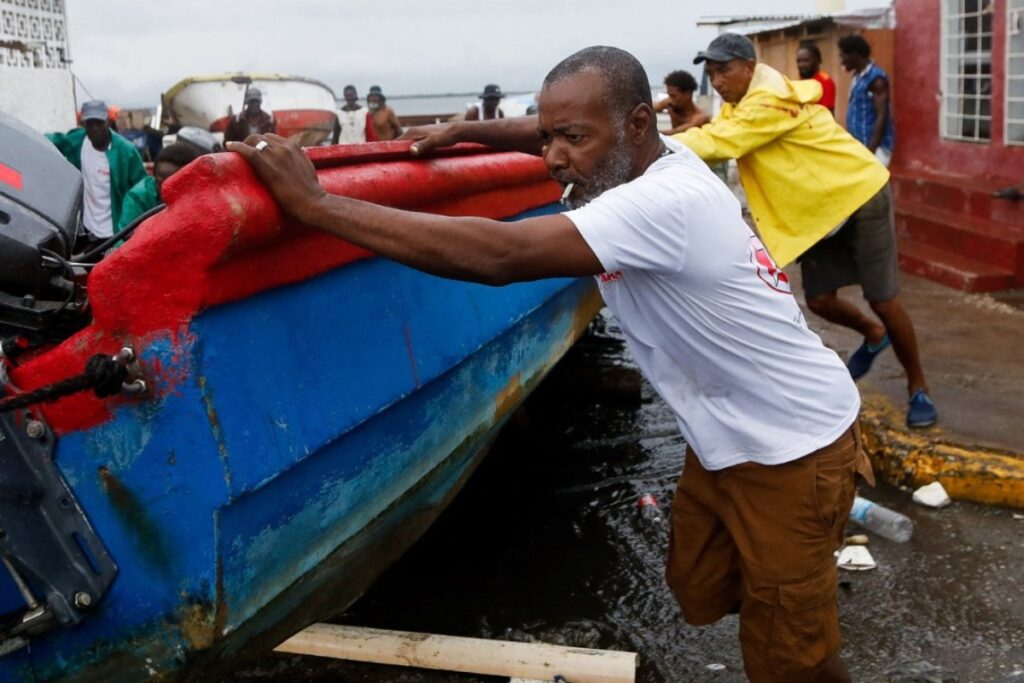 El huracán Melissa subió a categoría máxima en el Caribe - Redes sociales