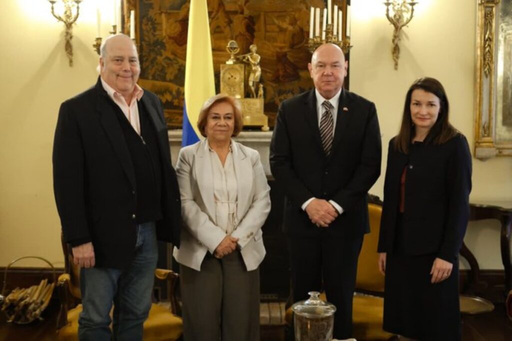 La canciller, Rosa Villavicencio se reunió con Jhon McNamara - Foto: Cortesía