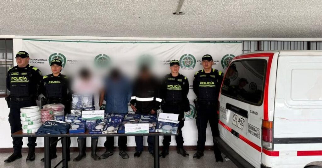 Tres personas detenidas con mercancía hurtada y valorada en $ 8 millones en Bogotá.