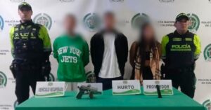 Tres personas fueron detenidas por hurtar un vehículo de plataforma en Bogotá.