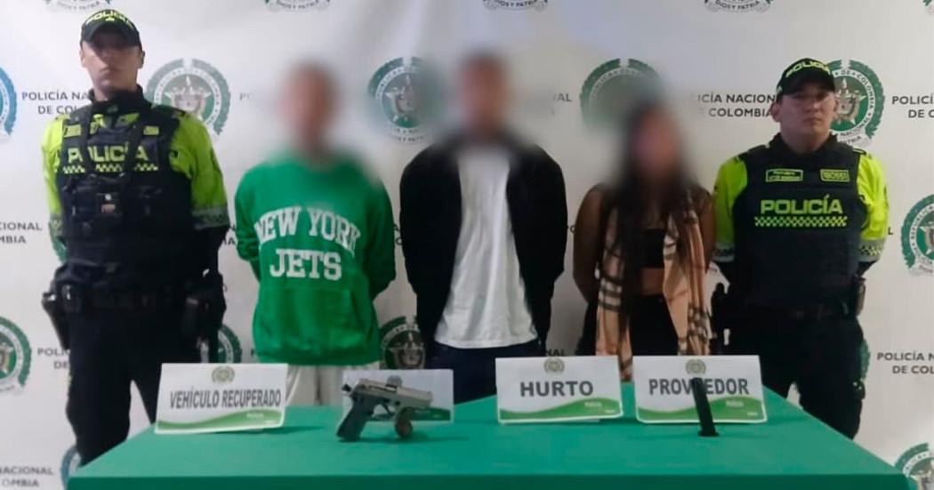 Tres personas fueron detenidas por hurtar un vehículo de plataforma en Bogotá
