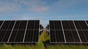 Ecopetrol informó que cerró exitosamente la operación con Statkraft European Wind and Solar Holding AS, filial del grupo Statkraft, uno de los principales productores de energía renovable en Europa. En comunicado oficial Ecopetrol precisó que adquirió una compañía dedicada al desarrollo y operación del portafolio de Statkraft en Colombia, así como seis compañías de propósito especial, propietarias de proyectos solares, con capacidad de generación de 0.6 gigavatios (GW), por valor de 157,5 millones de dólares. “La transacción fue financiada a través de un endeudamiento incremental, previamente contemplado en el plan de financiamiento para inversiones inorgánicas», indicó la empresa. Con la adquisición de las compañías dueñas de proyectos solares, Ecopetrol se convierte en el titular del 100 % de las acciones de dichas empresas y logra la incorporación de un portafolio de más de 0.6 gigavatios (GW) de energía solar. “A partir de este momento, se inician los trámites de incorporación de las referidas compañías a la estructura del Grupo Ecopetrol», señaló la compañía. Mediante esta adquisición, Ecopetrol avanza en la meta de descarbonización y transición energética. Esta adquisición impulsa la generación de energía de bajas emisiones de manera competitiva para el autoconsumo del Grupo Ecopetrol y complementa el portafolio del negocio tradicional de crudo y gas.