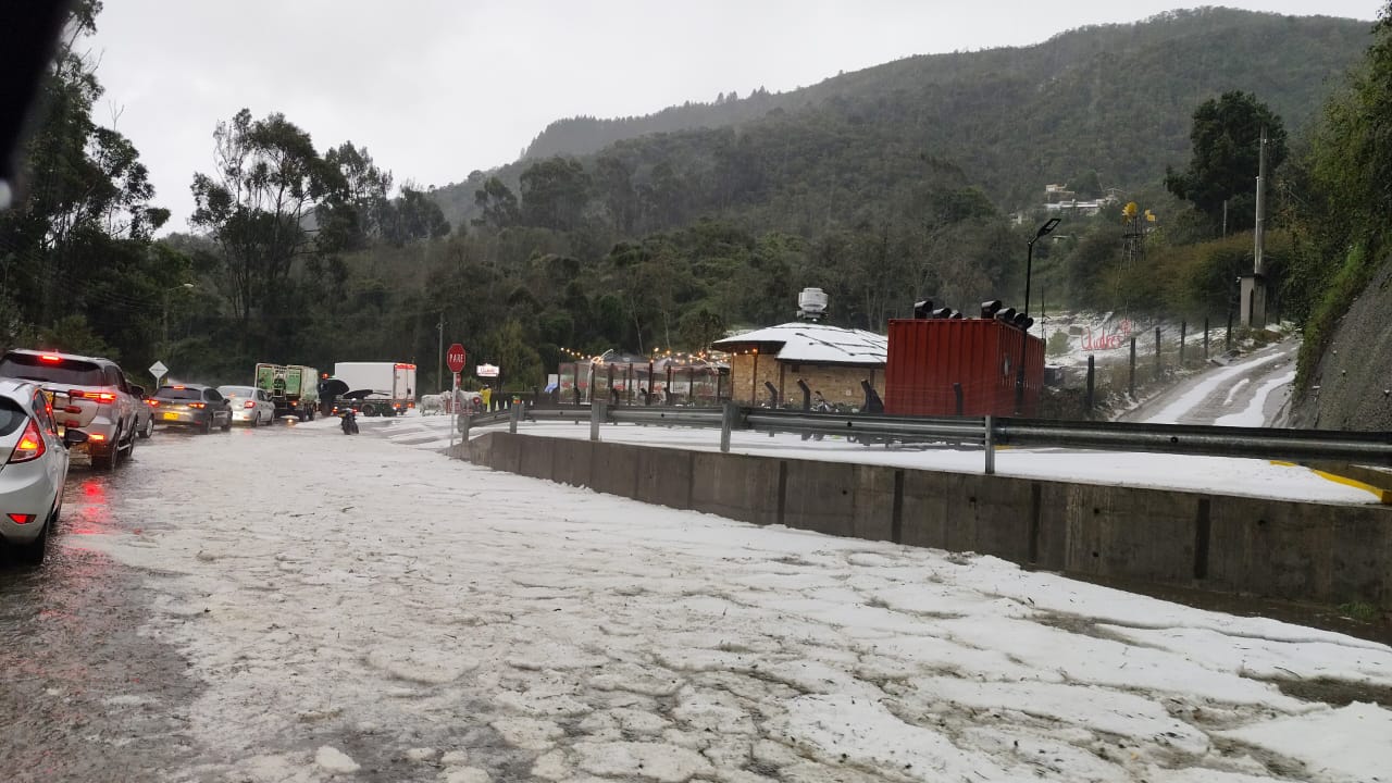 DECLARAN EMERGENCIA EN BOGOTÁ: ¡18 INUNDACIONES Y CAOS VIAL POR FUERTE GRANIZADA!