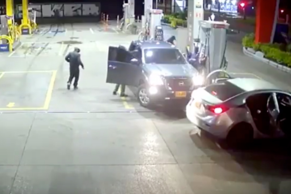 Ladrones se llevaron una camioneta mientras el dueño tanqueaba en una estación de gasolina