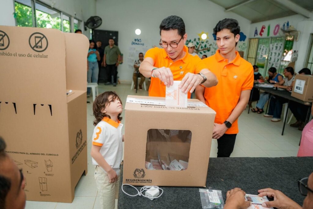 El precandidato Carlos Caicedo propuso la creación de un Frente Unido - Foto: @carlosecaicedo