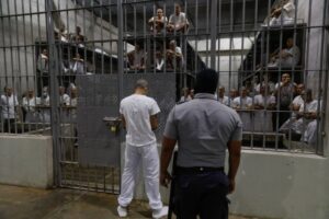 HRW denunció tortura a venezolanos en CECOT de El Salvador - Foto: Redes sociales
