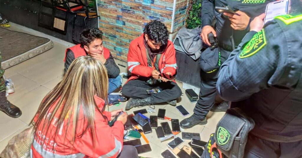 Descubierto centro de acopio de celulares hurtados dentro de un bar en Bogotá.