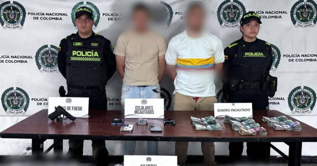 Durante este procedimiento a estas dos personas se les halló en un maletín con cerca de 87 millones de pesos en efectivo y un arma de fuego tipo traumática. Además, se pudo establecer que este camión llevaba 1.200 pacas de cerveza y las cuales estarían avaluadas en más de 110 millones de pesos. Los detenidos, elementos recuperados y vehículos fueron dejados a disposición de la Fiscalía General de la Nación y deberán responder por los delitos de hurto, receptación y tráfico, fabricación y porte de armas de fuego. En lo corrido de 2025, la Policía de Bogotá ha logrado una reducción del 24 % en el hurto de automotores, con 890 casos menos, comparado con el mismo periodo al año anterior. Asimismo, la detención de más de 31.669 personas por diferentes delitos.