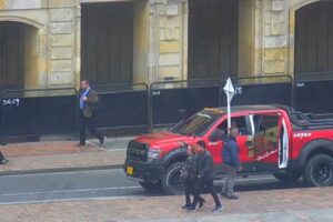 Grabaron al concejal 'Fuchi' con su camioneta mal parqueada en el centro de Bogotá - Foto: Captura de video