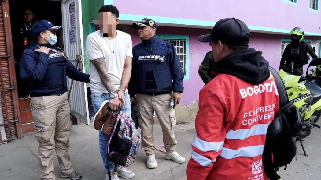 Hombre con orden de expulsión migratoria, fue hallado en ‘pagadiario’ de María Paz en Kennedy