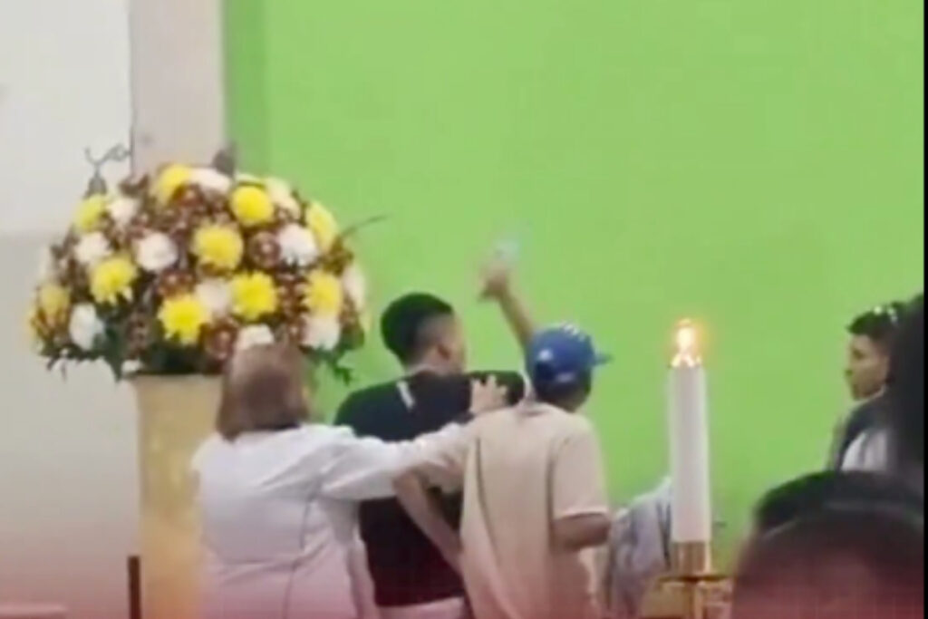 Menores armados con cuchillos interrumpieron una misa en una iglesia de Kennedy - Captura de video
