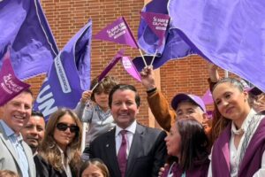 David Luna entregó las firmas para iniciar oficialmente su carrera por la Presidencia - Foto: Cortesía