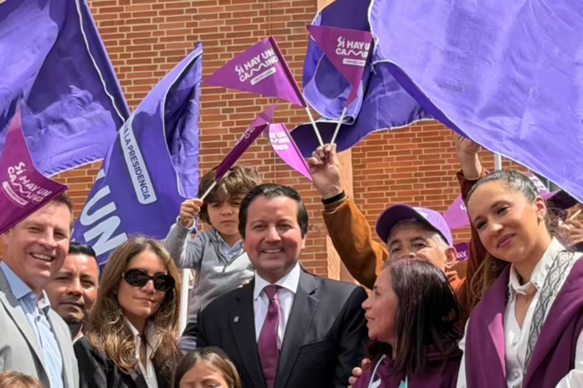 David Luna entregó las firmas para iniciar oficialmente su carrera por la Presidencia - Foto: Cortesía