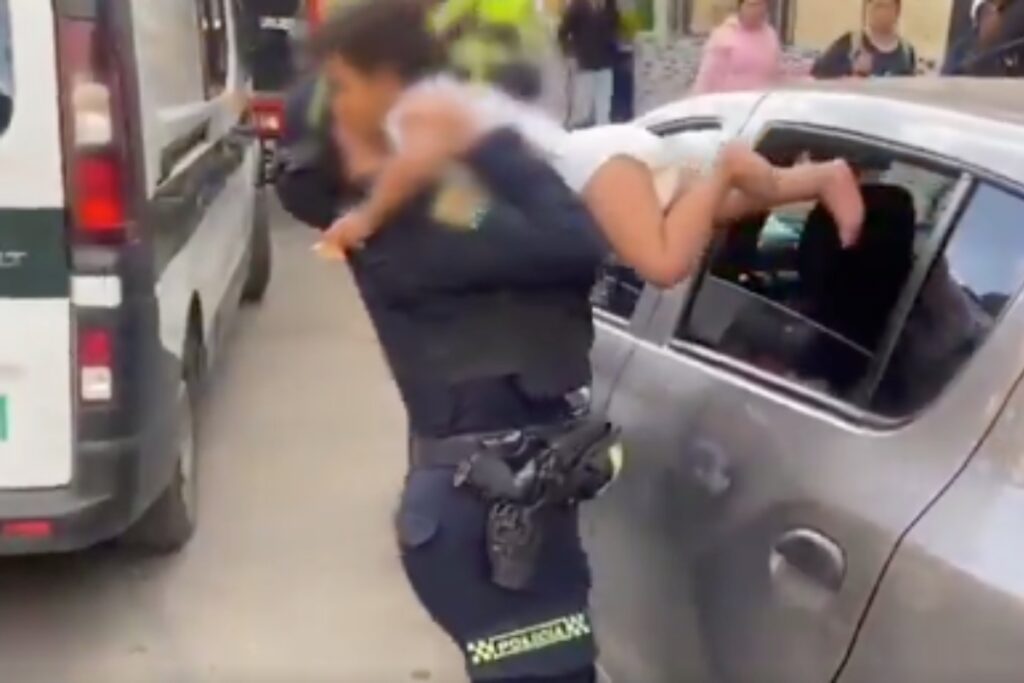Autoridades recataron un niño de dos años encerrado en un vehículo del barrio La Favorita - Foto: Captura de video
