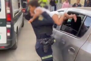 Autoridades recataron un niño de dos años encerrado en un vehículo del barrio La Favorita - Foto: Captura de video