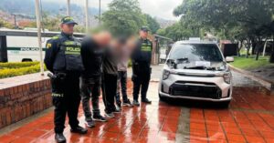 Tres capturados en San Cristóbal: sorprendidos mientras desvalijaban un vehículo en el patio de una casa.