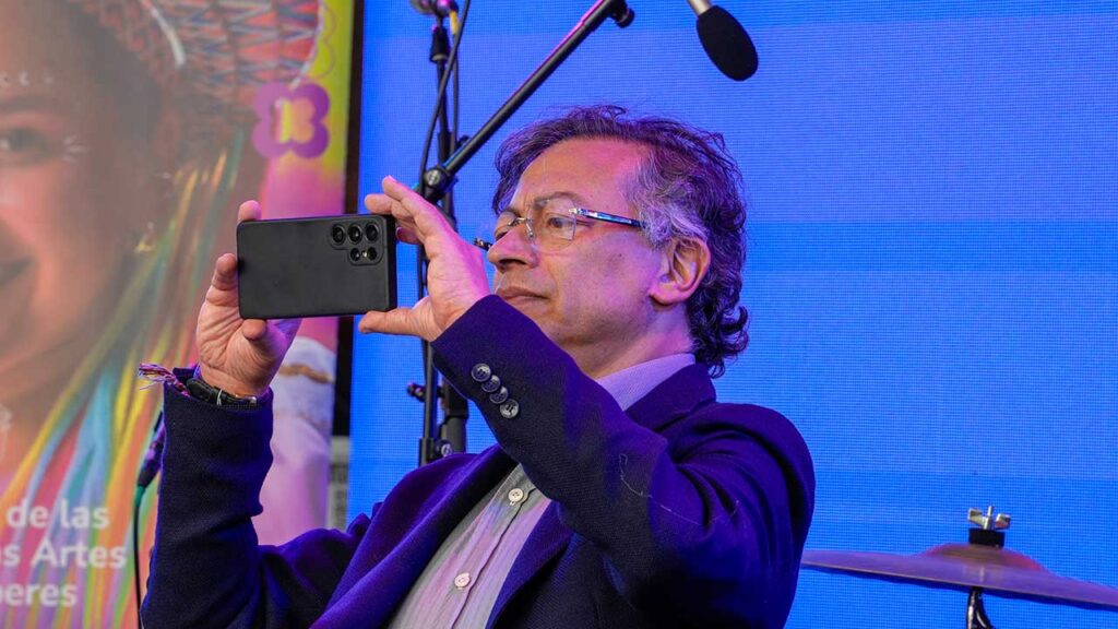 Presidente Petro pide investigar agresión contra joven que participaba en una protesta.