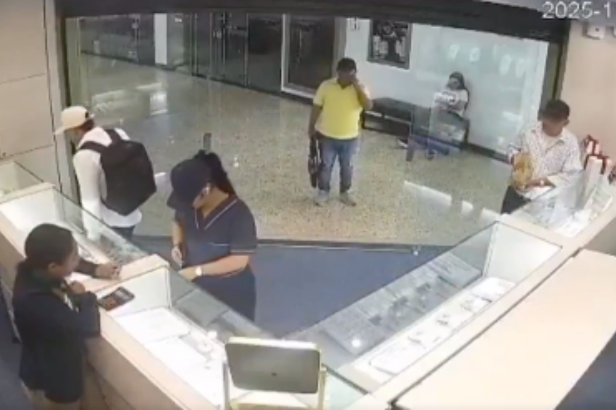 Video reveló momento exacto del frustrado robo en joyería, en Bucaramanga - Captura de video