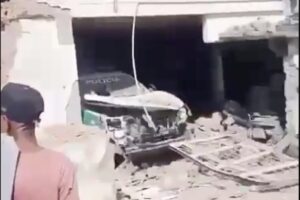 Alcaldía y Banco Agrario fueron destruidos por las disidencias en buenos Aires, Cauca - Foto: Captura de video