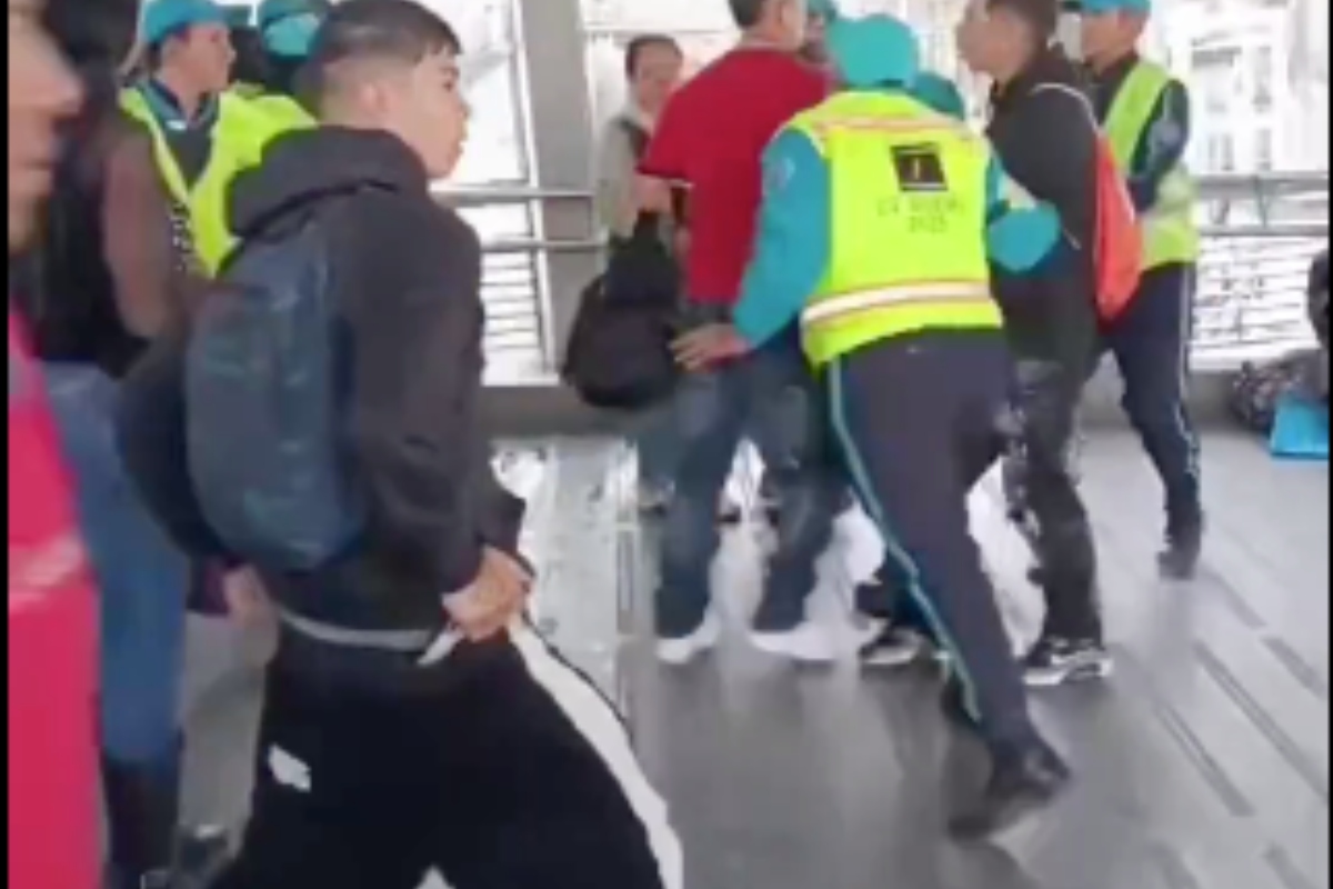 Batalla campal en el portal 20 de Julio de TransMilenio
