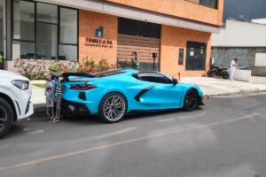 Identifican a la verdadera dueña del Corvette azul que protagonizó video viral en Bogotá - Foto: Redes sociales