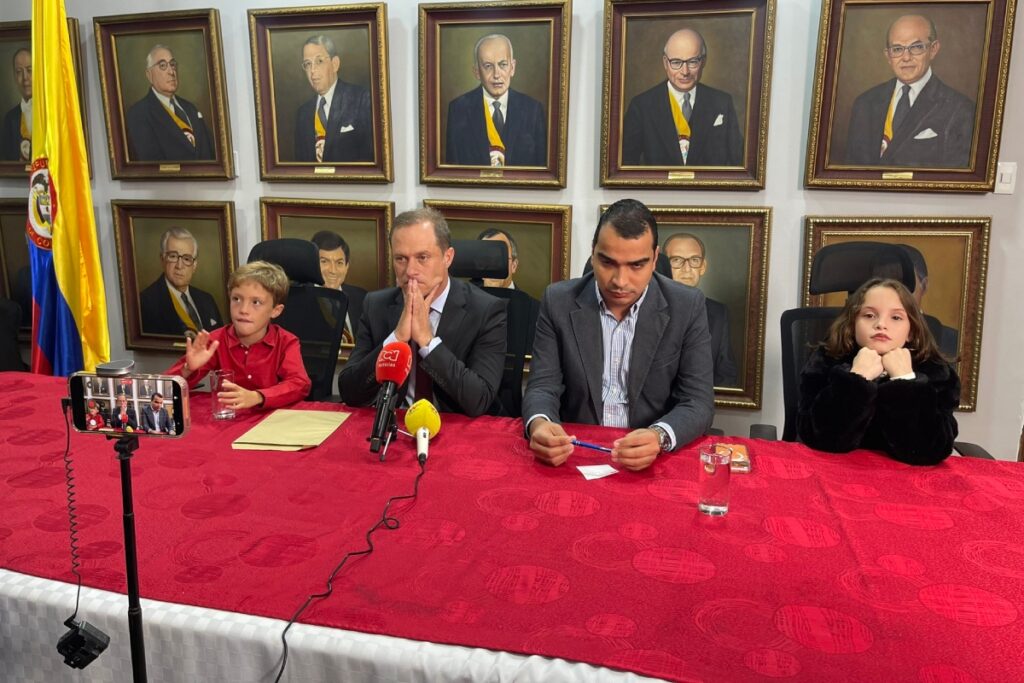 Héctor Olimpo Espinosa se baja de su aspiración presidencial y será candidato al Senado - Foto: @hectorolimpo