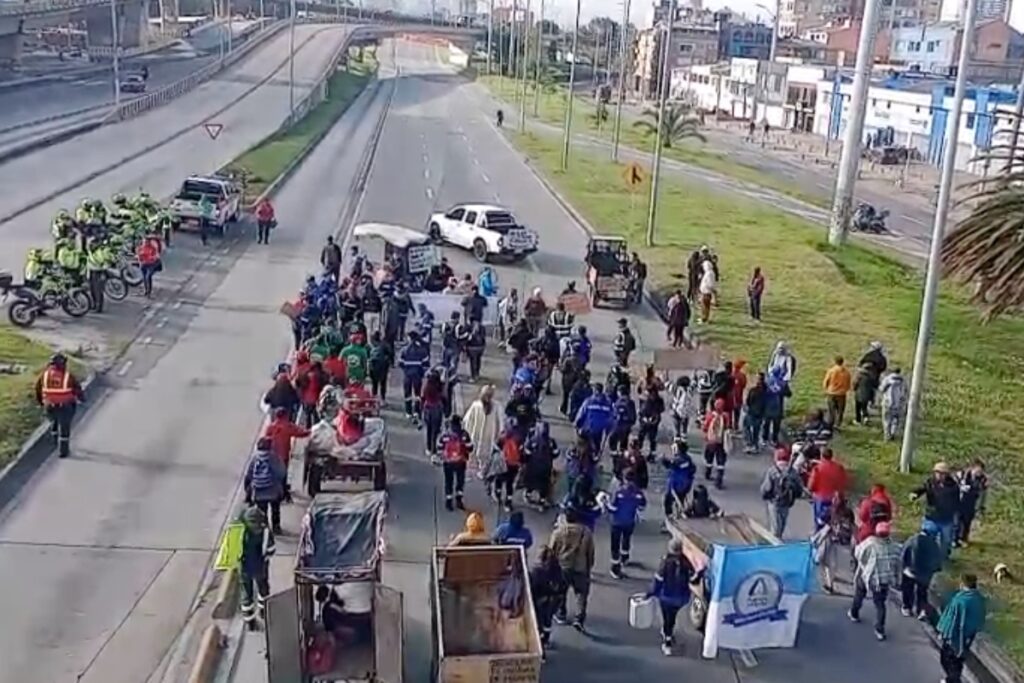 Protesta de recicladores bloquea la Autopista Norte y genera fuerte congestión - Foto: Captura de video