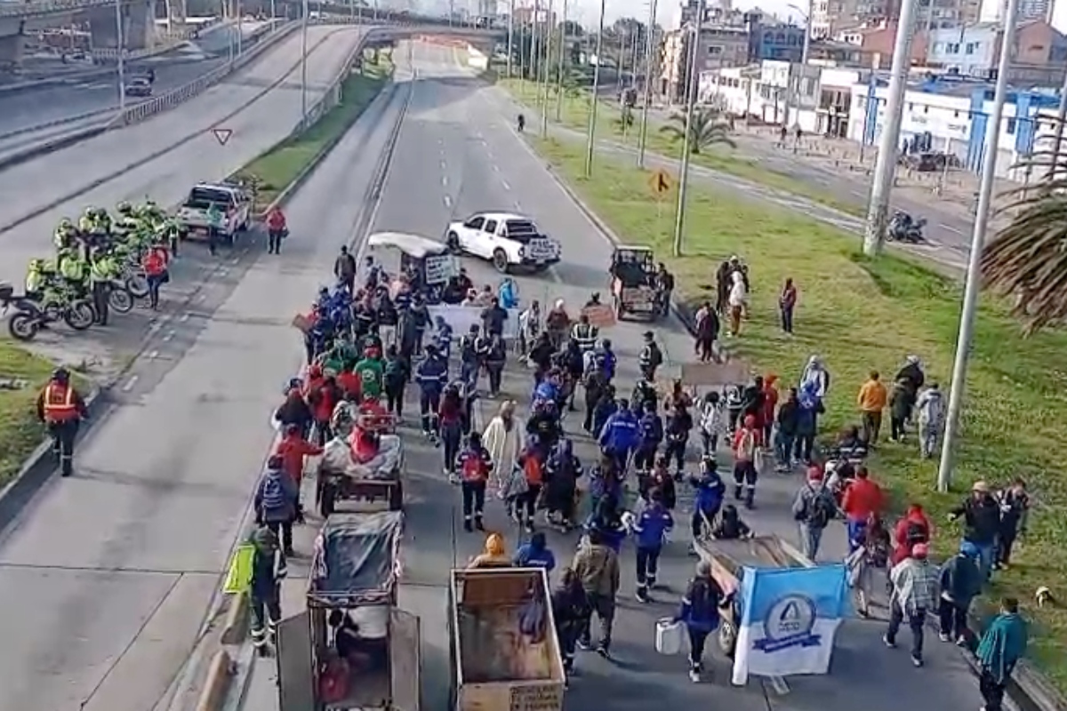 Protesta de recicladores bloquea la Autopista Norte y genera fuerte congestión - Foto: Captura de video