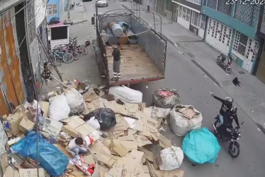Asesinan a joven reciclador en el sur de Bogotá frente a su familia y el crimen reaviva denuncias por extorsión - Foto: Captura de video