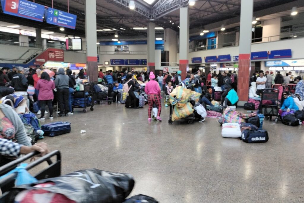 Viajeros hacen largas filas en terminal de Bogotá para viajar - Foto: Redes sociales
