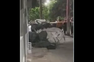 Habitantes en Kennedy encontraron un cuerpo sin vida en una carreta de reciclaje - Foto: Captura de video