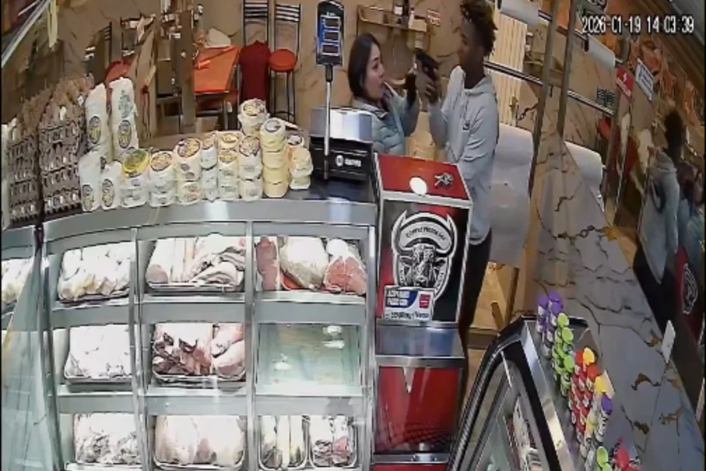 Inseguridad en Engativá: Comerciantes de Boyacá Real, Villa Luz y Normandía denuncian a un peligroso atracador que azota la zona con múltiples asaltos diarios - Foto: Captura de video