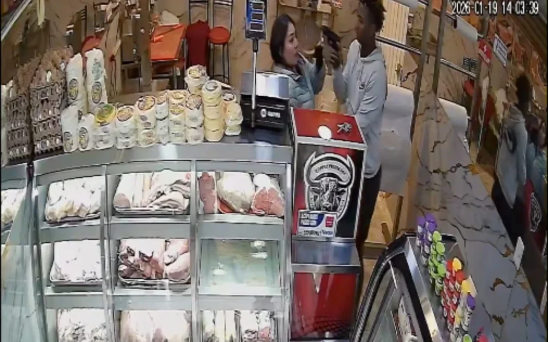 Inseguridad en Engativá: Comerciantes de Boyacá Real, Villa Luz y Normandía denuncian a un peligroso atracador que azota la zona con múltiples asaltos diarios - Foto: Captura de video