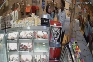 Inseguridad en Engativá: Comerciantes de Boyacá Real, Villa Luz y Normandía denuncian a un peligroso atracador que azota la zona con múltiples asaltos diarios - Foto: Captura de video