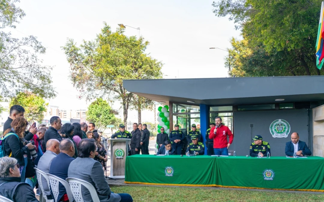 Tras 12 años de abandono, la Alcaldía de Bogotá entrega el CAI de la Calle 80 en Engativá. Con 21 uniformados y nuevas motos, reforzará la seguridad en El Cortijo, Gran Granada y el Puente de Guadua - Foto: Cortesía