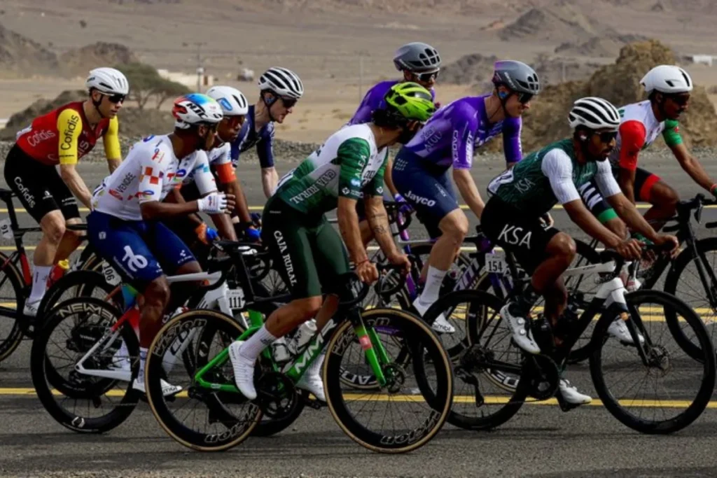 Fernando Gaviria debuta con el Caja Rural en el AlUla Tour 2026. El velocista colombiano logró un sólido Top 10 en una etapa marcada por los abanicos y la victoria de Jonathan Milan - Foto: @CajaRural_RGA