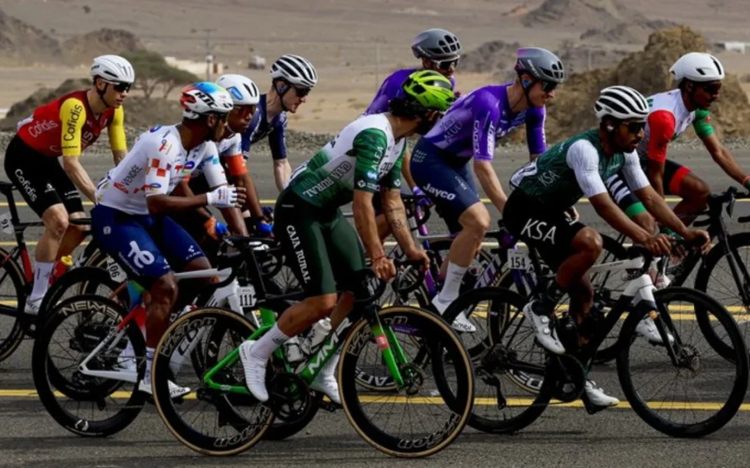 Fernando Gaviria debuta con el Caja Rural en el AlUla Tour 2026. El velocista colombiano logró un sólido Top 10 en una etapa marcada por los abanicos y la victoria de Jonathan Milan - Foto: @CajaRural_RGA