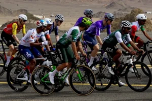Fernando Gaviria debuta con el Caja Rural en el AlUla Tour 2026. El velocista colombiano logró un sólido Top 10 en una etapa marcada por los abanicos y la victoria de Jonathan Milan - Foto: @CajaRural_RGA