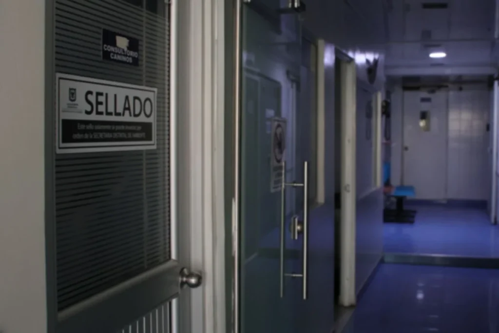 Distrito sella clínica veterinaria en Suba, Bogotá, tras hallar residuos hospitalarios peligrosos en plena vía pública - Foto: Secretaría de Salud