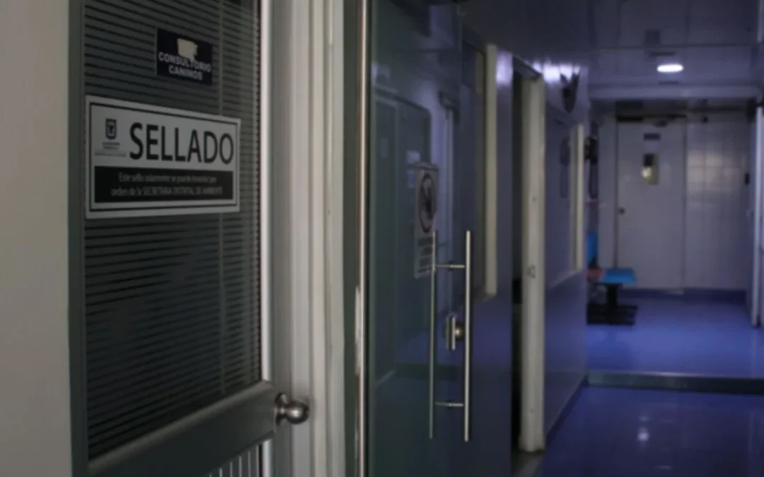 Distrito sella clínica veterinaria en Suba, Bogotá, tras hallar residuos hospitalarios peligrosos en plena vía pública - Foto: Secretaría de Salud