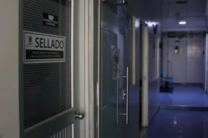 Distrito sella clínica veterinaria en Suba, Bogotá, tras hallar residuos hospitalarios peligrosos en plena vía pública - Foto: Secretaría de Salud