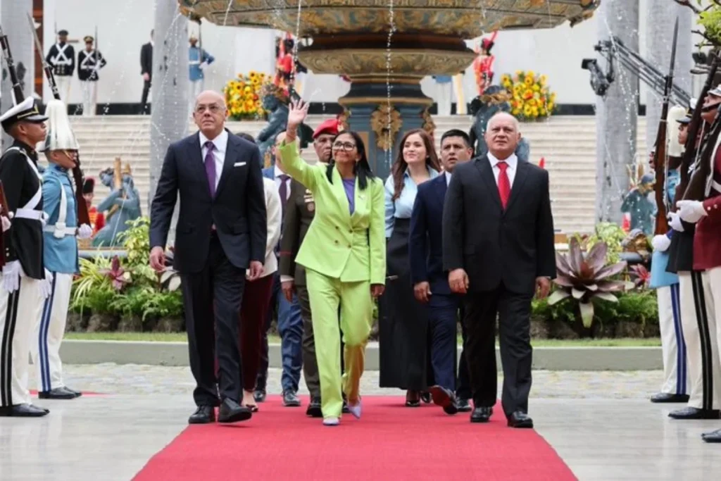 Tras la caída de Nicolás Maduro, el Gobierno interino de Venezuela, al mando de Delcy Rodríguez, recibió los primeros 300 millones de dólares por ventas de crudo gestionadas por EE. UU. - Foto: @delcyrodriguezv