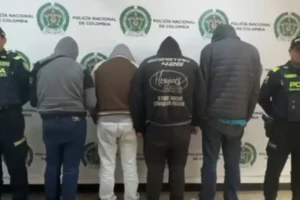 Cuatro personas fueron capturadas cuando pretendían llevarse a la fuerza un vehículo inmovilizado - Foto: Cortesía