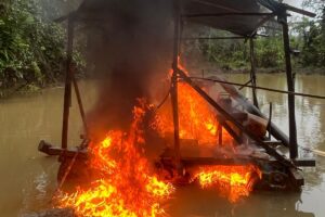 Ejército destruyó nueve dragas del “Clan del Golfo” en Chocó - Foto: Cortesía