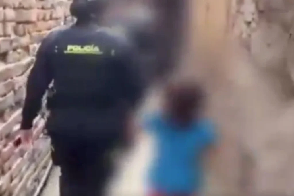 La Policía de Bogotá rescata a dos niñas emberá abandonadas en una vivienda de la localidad de Los Mártires - Foto: Captura de video